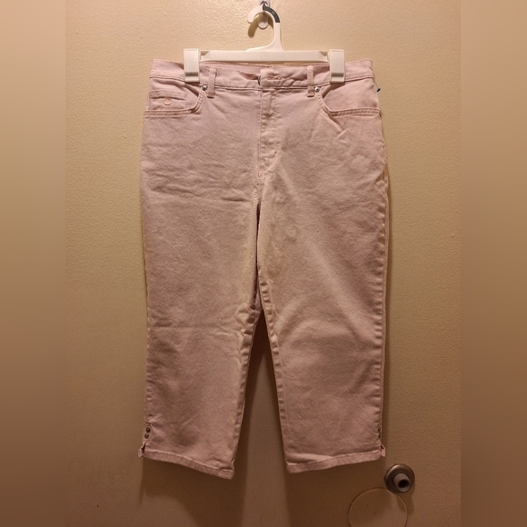 Gloria Vanderbilt Amanda Capris-All Around Slimming Effect - Picture 1 of 5